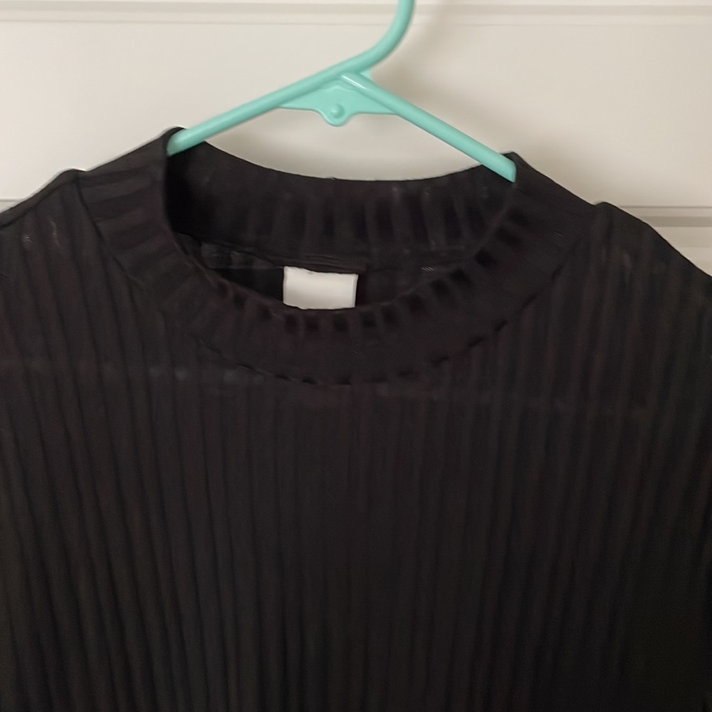 ๐ H&M Mock Turtleneck Tee - Picture 3 of 8